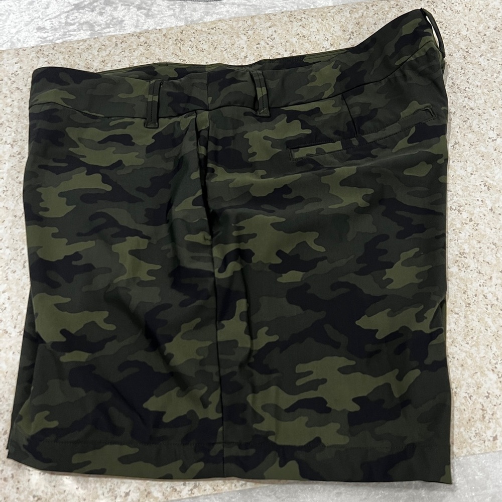 Spanx Sunshine Camo Green Shorts Pull-On Size Large Stretchy Comfy - Picture 6 of 8